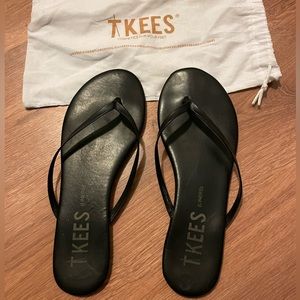 Tkees black leather liners with drawstring dust bag.